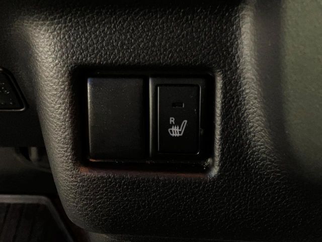 ★【シートヒーター】ボタン一つで座面を暖めてくれるシートヒーター☆長時間の運転も腰の疲れを軽減してくれます♪冬場にも嬉しい装備ですね