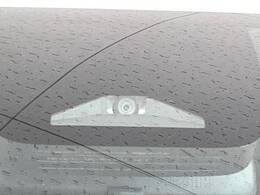 【プリクラッシュセーフティ】前方の車両等を検知し、衝突しそうな時は警報で注意を促し、ブレーキを踏む力をサポート。ブレーキを踏めなかった場合は衝突被害軽減ブレーキが作動、衝突回避をサポートします。