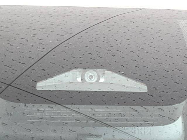 【プリクラッシュセーフティ】前方の車両等を検知し、衝突しそうな時は警報で注意を促し、ブレーキを踏む力をサポート。ブレーキを踏めなかった場合は衝突被害軽減ブレーキが作動、衝突回避をサポートします。
