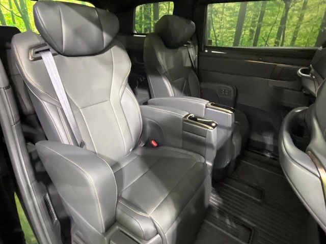 【オットマン付セカンドシート】足を延ばしてリラックスしたいときに便利なオットマン！ロングドライブや仮眠の際にもゆったり快適にお過ごしいただけます♪