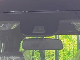 【ホンダセンシング】走行中に前方の車両等を認識し、衝突しそうな時は警報とブレーキで衝突回避と被害軽減をアシスト。より安全にドライブをお楽しみいただけます。
