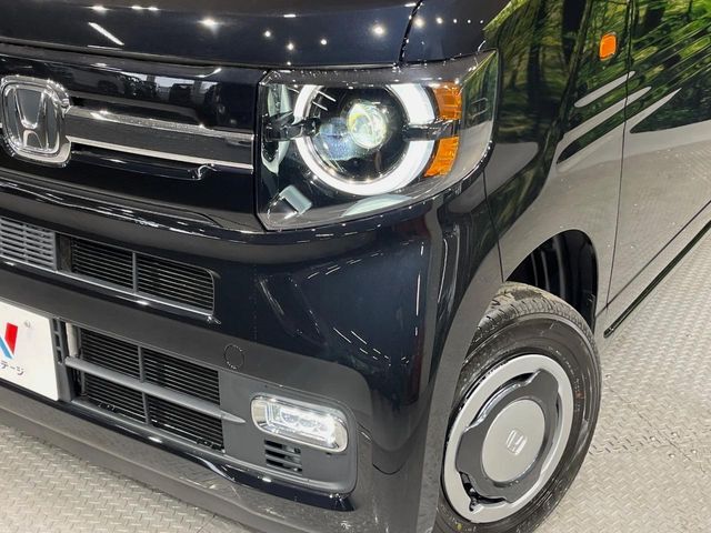 【LEDヘッドライト】悪天候や夜間走行時も良好な視界を確保し安心して運転できる高輝度LEDヘッドライトを装備！点灯速度が早く、消費電力も抑えられています。