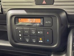 【オートエアコン】一度お好みの温度に設定すれば、車内の温度を検知し風量や温度を自動で調整。暑い…寒い…と何度もスイッチ操作をする必要はありません。快適な車内空間には必須の機能ですね♪