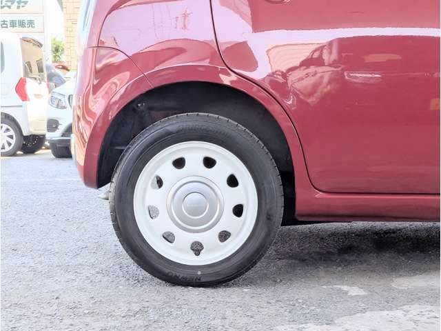 専用14インチアルミホイールを装備