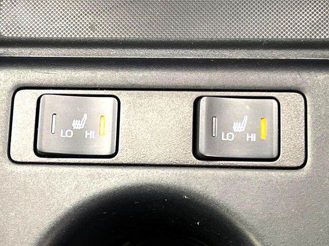 【シートヒーター】寒い日に重宝するシートヒーター！エアコンより早く温まってくれるので寒がりの人も安心ですね♪エアコンの温風は乾燥するから苦手、という方にもをおすすめです。