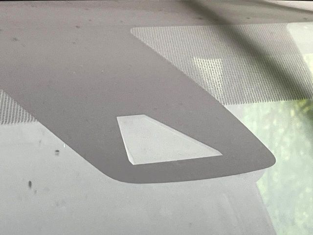 【トヨタセーフティセンス】走行中に前方の車両等を認識し、衝突しそうな時は警報とブレーキで衝突回避と被害軽減をアシスト。より安全にドライブをお楽しみいただけます。