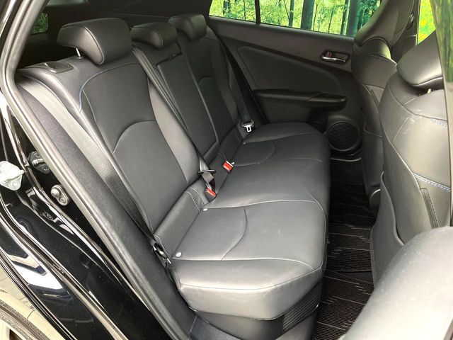 後部座席も気になるようなキズ・汚れやへたり等、大きなダメージはなく、良好な状態です。