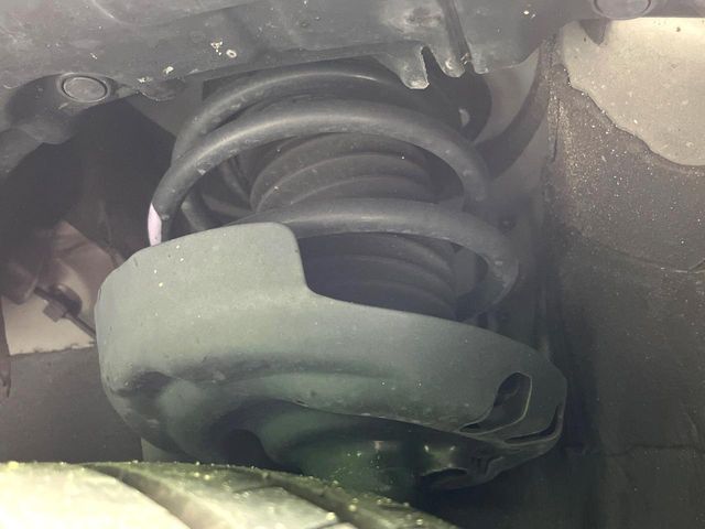 お車を安心してお乗りいただく為には、足回りの定期点検が欠かせません。サービスサポート（有償保証）では無料点検もご提供しており、安心のカーライフをお過ごしいただけるサポート体制が整っています。