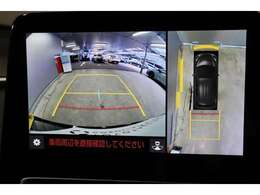 前後左右のカメラの映像を合成し、車を上から見たような視点のパノラミックビューモニター。後方の死角だけでなく左右や前方の障害物の発見もしやすくなります。