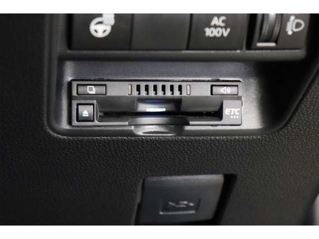 高速道路の利用時に便利なETC。料金所での停車や小銭を探す手間がなくなり快適です♪見た目もすっきりとしたビルトインタイプを装備しています。