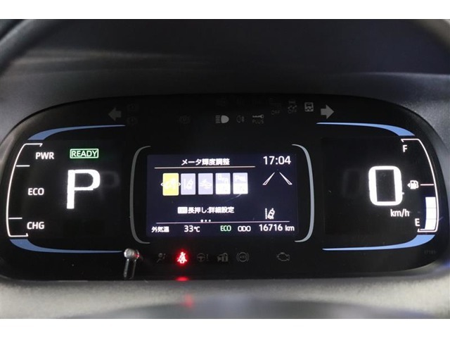 気になる燃費など様々な情報を表示してくれるインフォメーションディスプレイ付きのODOメーター。