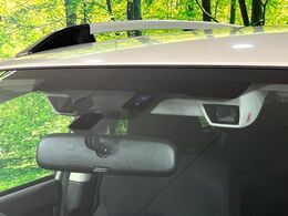 【アイサイトVer2】前方の車両等を検知し、衝突しそうな時は警報で注意を促し、ブレーキを踏む力をサポート。ブレーキを踏めなかった場合は衝突被害軽減ブレーキが作動、衝突回避をサポートします。