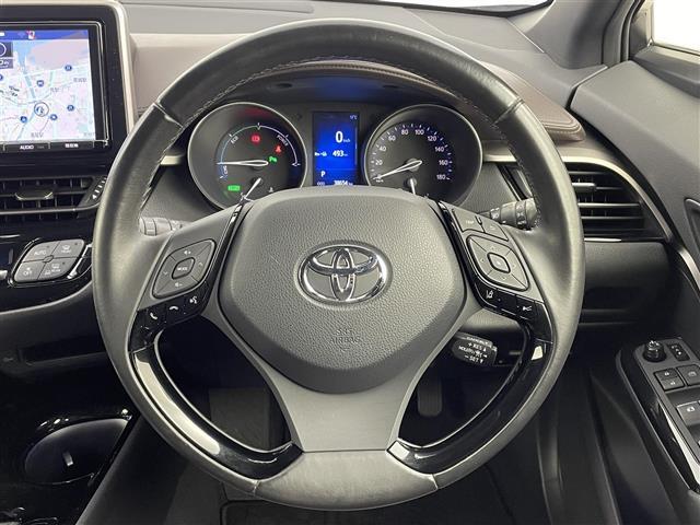 【ステアリング】軽い力で扱いやすいハンドルです。目立つ傷やスレなどなく綺麗な状態です！除菌プランいれていただくとさらに快適に！清潔なお車はお子様にも安心ですね！