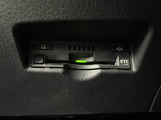 【ETC】有料道路を利用する際に料金所で停止することなく通過できる、ETC車載器（ノンストップ自動料金収受システム機器）が装備されています。セットアップを行うことで利用可能になります。