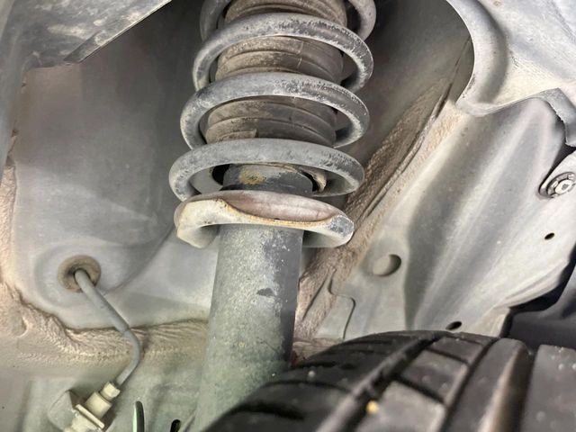 お車を安心してお乗りいただく為には、足回りの定期点検が欠かせません。サービスサポート（有償保証）では無料点検もご提供しており、安心のカーライフをお過ごしいただけるサポート体制が整っています。