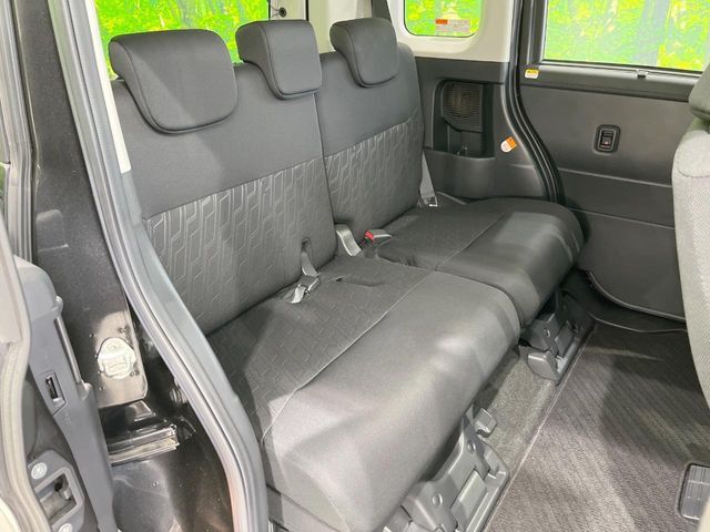 後部座席も気になるようなキズ・汚れやへたり等、大きなダメージはなく、良好な状態です。
