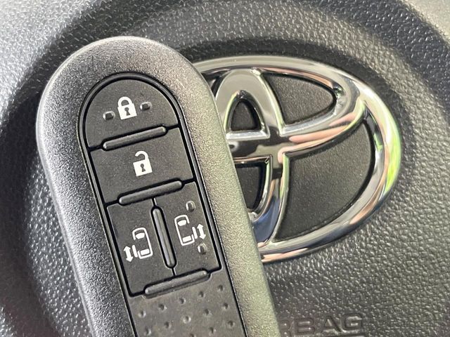 【スマートキー】カバンやポケットに入れたままでもドアの施錠・解錠が可能なスマートキーを装備。エンジンのオン・オフ時もカギを取り出す必要が無いからとっても便利です♪