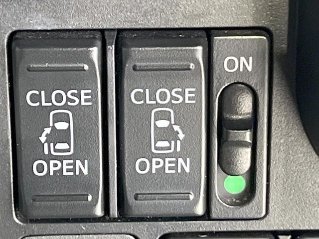 【両側スライドドア】駐車場で隣の車との間隔が狭く乗りにくい時、スライドドアなら安心！ドアオープン時も幅を取らず、開口部が広いので乗り降りがとっても簡単です。大きな荷物の出し入れも後席から可能♪