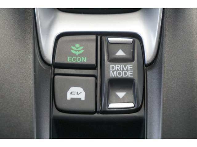 【走行モード切替】省燃費運転をサポートするECONスイッチ。静かに走行したい時に便利なEVモード。お好みでドライブモードの選択が可能です。