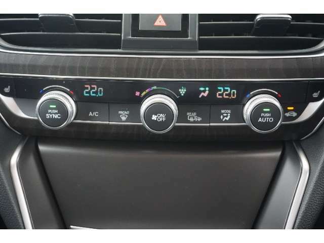【オートエアコン】左右独立温度コントロール式のフルオートエアコンです！運転席と助手席でそれぞれお好みの温度に設定頂けます！温度をご設定頂くと、風量、吹き出し口を自動で制御し室内温度を一定に保ちます！