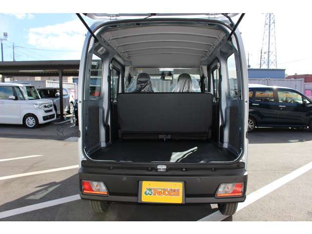 ☆ご納車前準備☆　お客様の安心安全の為にご納車前の準備にも力を入れております！ 整備士と営業が連携して確認しております。中古車は修復歴がないか・内外装の清掃・部品の確認交換をしています