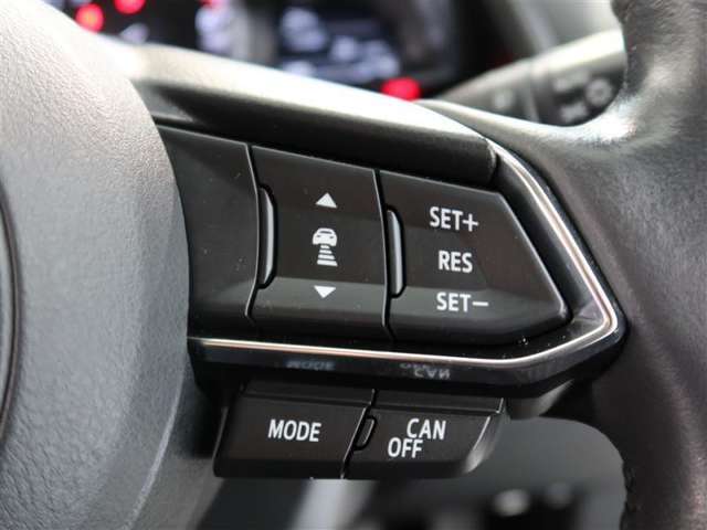 アダプティブクルーズコントロール機能付きです。走行中に先行車の様子を検知しながら、設定した車速の範囲内で先行車との距離のキープを支援します。詳細は販売店スタッフまでおたずねください。
