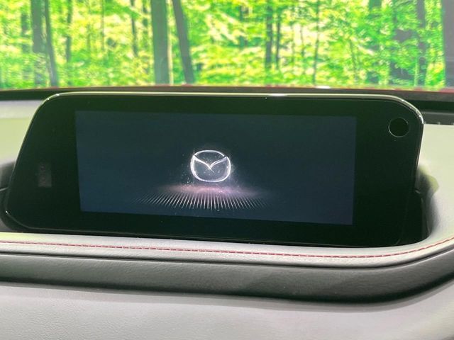 【8.8インチマツダコネクト】車内の雰囲気にマッチした大型のディスプレイ。スマホ接続でのナビ使用やBluetooth再生等、様々な機能が楽しめます。直感的なダイヤル操作が可能で、使い勝手も良好です。