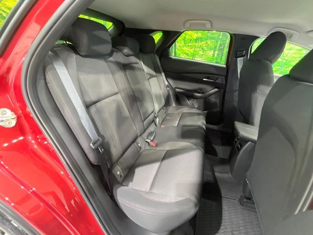 後部座席も気になるようなキズ・汚れやへたり等、大きなダメージはなく、良好な状態です。