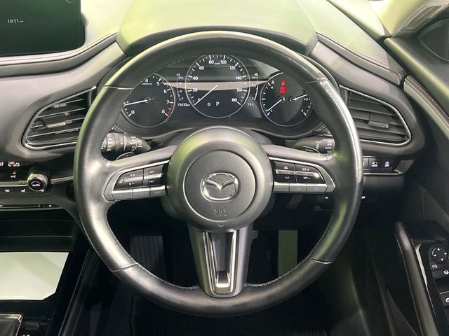 【ステアリングヒーター】冬場に冷たくなりやすい革巻きステアリングを、スイッチ一つで素早く適温に！エアコンよりも早く温まってくれるので、寒い日の運転も快適になりますね♪