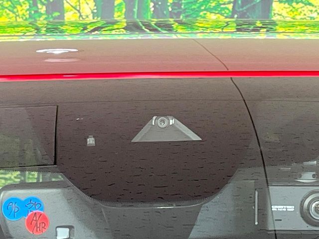 【i-ACTIVESENSE】走行中に前方の車両等を認識し、衝突しそうな時は警報とブレーキで衝突回避と被害軽減をアシスト。より安全にドライブをお楽しみいただけます。