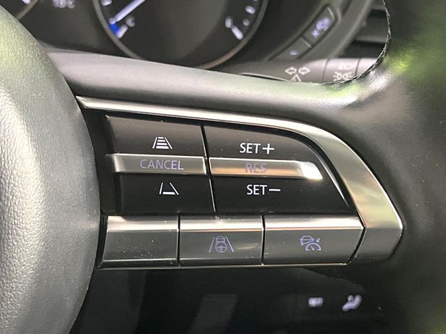 【マツダ・レーダークルーズコントロール】高速道路での長距離走行が楽に！自動で速度を保つクルーズコントロールが、衝突軽減システムと連携し、前方の車両を感知して車間を保つように速度調節してくれます！！