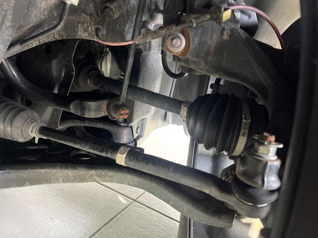 お車を安心してお乗りいただく為には、足回りの定期点検が欠かせません。サービスサポート（有償保証）では無料点検もご提供しており、安心のカーライフをお過ごしいただけるサポート体制が整っています。