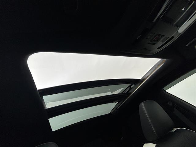 【　サンルーフ　】解放感溢れるサンルーフ♪車内には爽やかな風や太陽の穏やかな光が差し込みます♪