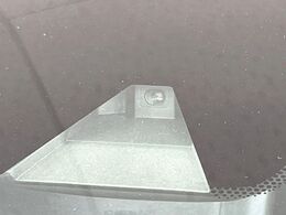【エマージェンシーブレーキ】走行中に前方の車両等を認識し、衝突しそうな時は警報とブレーキで衝突回避と被害軽減をアシスト。より安全にドライブをお楽しみいただけます。