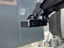 もしもの事故の時に安心のドライブレコーダーが前後に付いています。