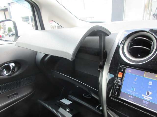 グローブボックスです！上下にスペースがあり、車検証や小物を収納可能です