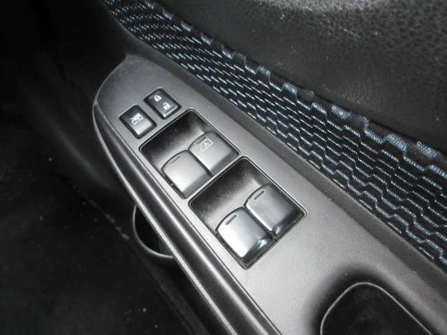 全席パワーウィンドウとなっています。運転席はオートになっているのでワンタッチ開閉することが出来ます。