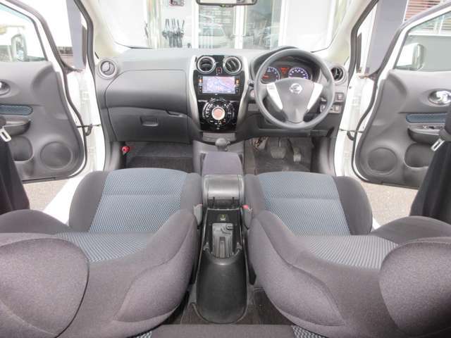 すっきりした運転席周りにはナビやエアコンの操作パネルを設置しておりますので、お一人での運転でもご安心できます。