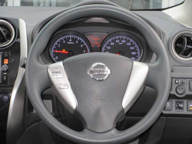 ステアリングスイッチ搭載！ハンドルひとつで手を離さなくても運転中視線をそらさなくても操作が出来て便利です