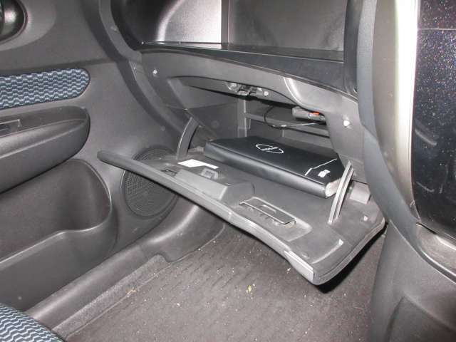 グローブボックスです！上下にスペースがあり、車検証や小物を収納可能です