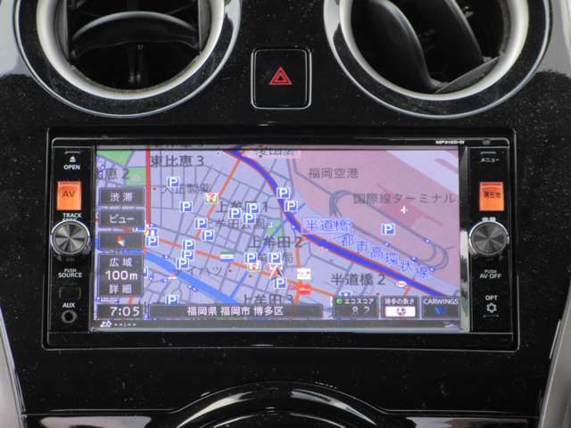 日産純正のメモリーナビ付きです。知らない場所にお出かけの際には非常に活躍します。Bluetoothを搭載しておりますので、運転中でもハンズフリーにて通話を行うことができます。