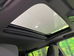 【サンルーフ】開放感たっぷりの希少装備、サンルーフが装着されています！車内に明かりを取り入れたり景色を楽しむ以外にも、車内の空気も簡単に換気できて快適です！