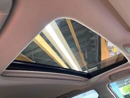 【サンルーフ】開放感たっぷりの希少装備、サンルーフが装着されています！車内に明かりを取り入れたり景色を楽しむ以外にも、車内の空気も簡単に換気できて快適です！