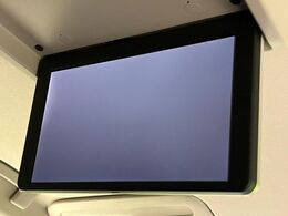 【フリップダウンモニター】大画面モニターで後席でもエンタメをお楽しみいただけます。小さなお子様にも大人気の装備です♪