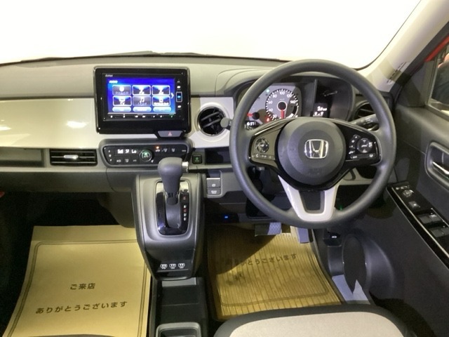 広びろとした視界が運転にゆとりを広げます。