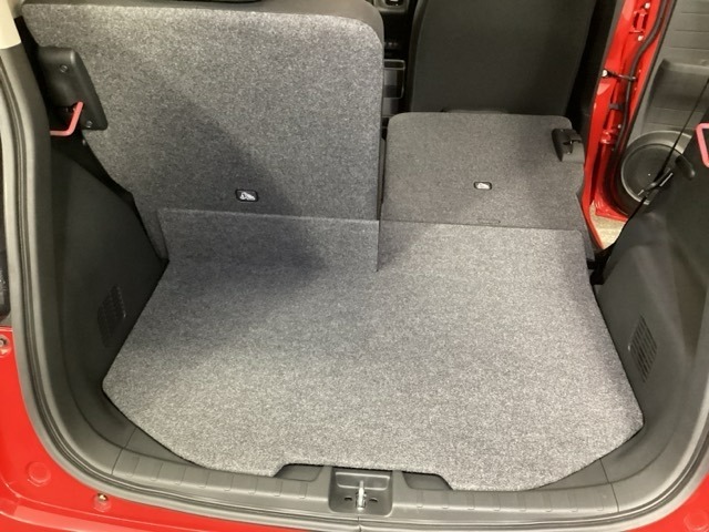 トランク荷室十分な容量あります。