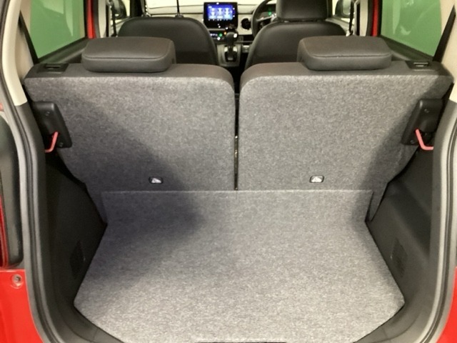 トランクの広さは、どうです、たくさんの荷物が積めますよ。