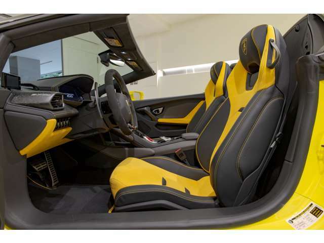 ■EVO TRIM- Sportivo Alcantara Bicolor  ■Inverted stitching ■Multifunction steering wheel in Alcantara