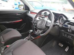 運転手をホールドしてくれるバケット型シートです！