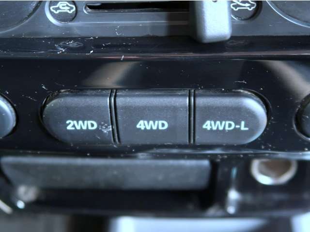 2WD⇔4WDの切り替えも手元でOK！